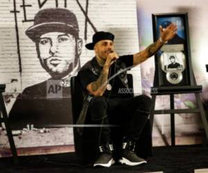 En esta foto del 9 de mayo del 2017, Nicky Jam da una conferencia de prensa para promocionar su álbum 'Fénix' en la Ciudad de México.