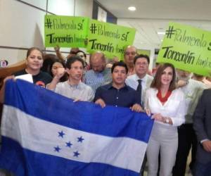 Waldina Paz y Virgilio Padilla entre los diputados que junto con un grupo de empleados y vendedores se unieron a la protesta, fotos: Mario Urrutia.