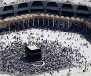 'Un extranjero se lanzó ayer (viernes) por la noche del techo de la Gran mezquita en La Meca y murió en el acto', indicó antes la policía saudí. (Foto: AFP)