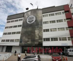 Los contribuyentes pueden ir a las mesas en centros comerciales. Foto: El Heraldo