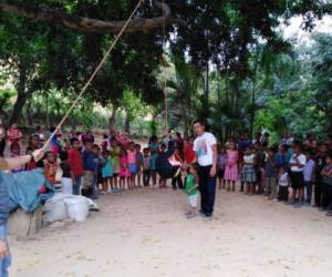 Durante la entrega, los jóvenes también aprovechan para reventar piñata y compartir con los niños.