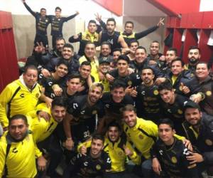 Los jugadores no dudaron en sacarse una foto con su entrenador para inmortalizar el pase a semifinal. Foto: Twitter/Dorados