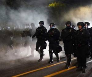 La Policía Estatal de Oregon trabajó con agentes de Portland para dispersar a los manifestantes. AP.