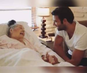 Jencarlos juntos a Pepe a quien cumplió su mas grande sueño (Foto: Tomada del video)