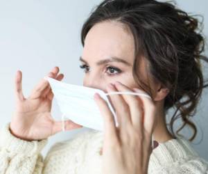 En internet, proliferan los tutoriales para confeccionar este tipo de mascarillas. Foto: Canva.