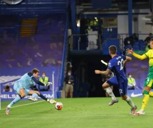 El portero holandés de Norwich City Tim Krul (L) bloquea un disparo del centrocampista estadounidense Chelsea Pulisic durante el partido de fútbol de la Premier League inglesa entre Chelsea y Norwich City en Stamford Bridge en Londres. Foto: Agencia AFP.