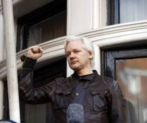 Julian Assange saluda a los partidarios fuera de la embajada ecuatoriana en Londres. La policía de Londres dice que arrestaron a Julian Assange, fundador de WikiLeaks en la embajada ecuatoriana, se informó el jueves 11 de abril de 2019. (Foto de AP / Frank Augstein, archivo).