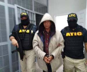 El excomisionado de la Policía Nacional fue custodiado por miembros de la Atic. Fotos cortesía Ministerio Público