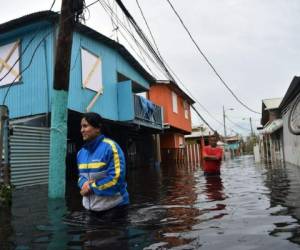 En la trayectoria pronosticada, el ojo de María pasará durante este jueves sobre las aguas de la costa noreste de República Dominicana. Fotos AFP