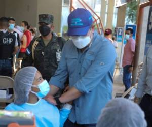 El mandatario llegó este domingo hasta el Instituto Técnico Saúl Zelaya de la capital donde estaban poniendo la vacuna anticovid.