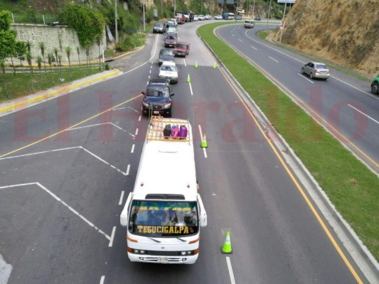 En buses y carros particulares las personas comenzaron su viaje este miércoles a los diferentes sectores de Honduras. Foto: Johnny Magallenes/EL HERALDO.