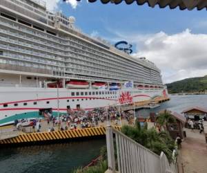 El Norwegian Joy arribó este lunes a Roatán. Fotos: Isaac Cálix.