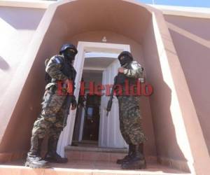 Miembros de la Policía Militar del Orden Público allanaron viviendas lujosas en la residencial Las Uvas, de la capital. Fotos David Romero/EL HERALDO