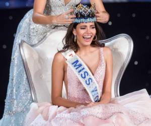 La joven de 18 años de edad y nueva reina de la belleza mundial, obtiene la corona del certamen 41 años después de que Wilnelia Merced le llevara la primera corona a Puerto Rico en el año 1975. Fotos AFP.