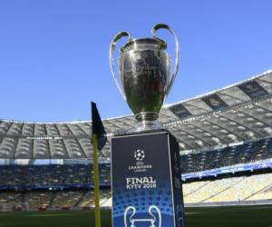 Vista del trofeo antes de la final de la Liga de Campeones de la UEFA entre el Liverpool y el Real Madrid en el Estadio Olímpico de Kiev, Ucrania. Foto AFP