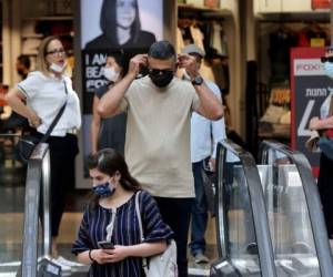 El retorno de la mascarilla obligatoria se produce horas antes de la 'Marcha del Orgullo' organizada en Tel Aviv, en la que se esperan miles de personas y que sus organizadores presentan como el mayor evento de este tipo desde el inicio de la pandemia. Foto: AFP