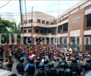 Cientos de protestantes tuvieron que desalojar la zona aledaña al Ministerio Público, luego que las autoridades acudieran al lugar. (Fotos: Mario Urrutia / El Heraldo Honduras)