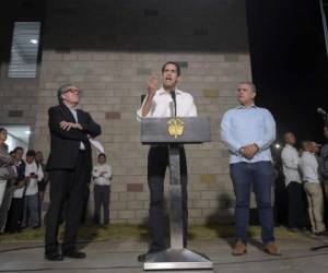 Juan Guaidó ofreció una conferencia de prensa junto a Iván Duque y Luis Almagro. Foto: AFP