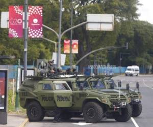 Soldados custodian este viernes la ciudad de Buenos Aires donde se reúnen los mandatarios miembros del G-20 para una cumbre, donde se acaba de registrar el sismo. (Foto: AP)