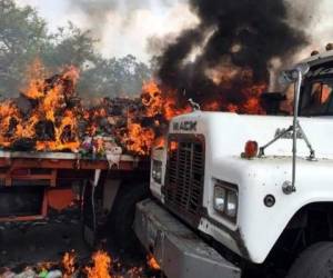 El sábado 23 de febrero, el líder opositor Juan Guaidó aseguró que entraría la ayuda humanitaria al país sudamericano y dos camiones con ayuda fueron presa de las llamas.(Foto: AFP)