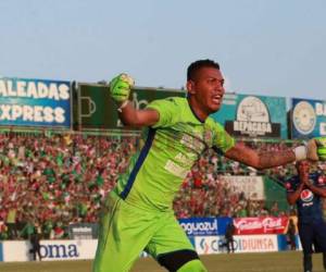 Denovan Torres, portero de Marathón, corre a celebrar la copa 9 del Monstruo, mientras Mayorquín lamenta haber errado el penal para Motagua.