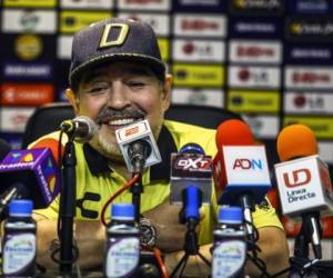 Diego Armando Maradona, entrenador argentino del club de fútbol mexicano de segunda división Dorados, sonríe durante una conferencia de prensa luego de ganar su partido de semifinal de ida contra Bravos de Juárez en el estadio Banorte en Culiacán, estado de Sinaloa, México, el 21 de noviembre de 2018.