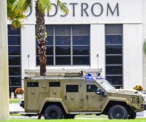 Un vehículo blindado de la policía entra al estacionamiento delante de Nordstrom, en Boca Raton, tras el falso tiroteo. Foto: AP.