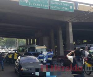 El hombre perdió la vida en el momento tras caer sobre el tonó de un automotor que justo transitaba por esa zona. Foto: Alex Pérez/EL HERALDO.