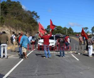 Con banderas en mano salieron a las calles de Zambrano los simpatizantes de Libre para bloquear el paso. Foto: Emilio Flores | EL HERALDO.
