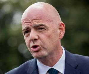 En esta foto del lunes 9 de septiembre de 2019, el presidente de la FIFA Gianni Infantino habla con la prensa en los jardines de la Casa Blanca en Washington.