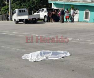El cadáver de Margarito Ortiz quedó en medio de la calle. (Foto: El Heraldo)