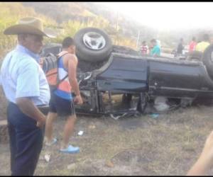 El vehículo volcó aparatosamente en la carretera.