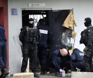 La policía recaba pruebas en la puerta por la que escapó el preso de la cárcel de Lille-Sequedin. Foto AFP
