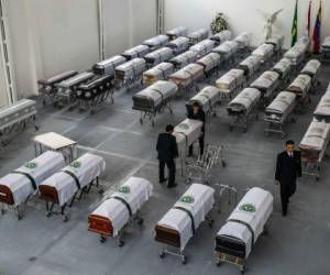 Los cuerpos de 70 de las víctimas del accidente aéreo en Colombia, la mayoría jugadores del club de fútbol Chapecoense regresaráb a casa. Foto: AFP