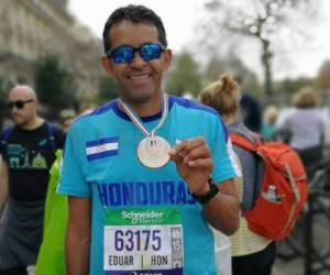 El periodista Edward Raudales compartió con EL HERALDO su medalla tras correr la carrera en París. Foto: El Heraldo.
