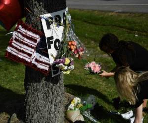 Un adolescente abrió fuego y mató a 10 personas en el interior de una escuela en Texas. Familiares de las víctimas conmemoran a las víctimas. Foto: Agencia AFP