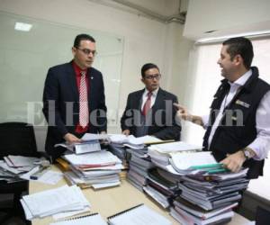 El comisionado coordinador de la Unidad, Kelvin Aguirre informó que los expresidenciables de las tres organizaciones políticas mayoritarias entregaron en tiempo. Foto: Mario Urrutia /EL HERALDO