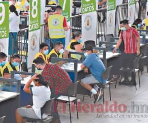 San Pedro Sula es el único municipio que ya arrancó con la vacunación en jóvenes; Salud espera inocular este mes a adolescentes. Foto: El Heraldo