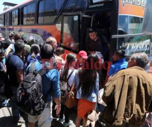 Las terminales en Comayagüela estaban llenas de personas que esperaban viajar a sus lugares de origen. Foto: Marvin Salgado/EL HERALDO