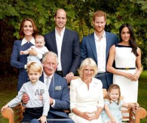 En esta foto distribuida por Clarence House y tomada el 5 de septiembre de 2018, el príncipe Carlos de Gran Bretaña posa para un retrato oficial al cumplir 70 años, en los jardines de su residencia con Camilla, duquesa de Cornualles; el príncipe Guillermo; Kate, duqyesa de Cambridge; el príncipe Enrique; Meghan, duquesa de Sussex, y los príncipes Jorge, Carlota y Luis, en Londres, Inglaterra.