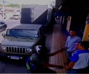 La imagen muestra el momento del asalto a comerciante en Choluteca.
