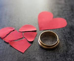 La infidelidad financiera puede originarse en problemas de comunicación y confianza en la pareja