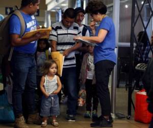 Las autoridades deben decirles a los niños por escrito la razón por la que están en una instalación vigilada. Foto: Agencia AP