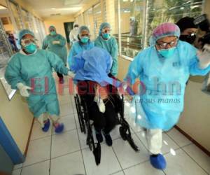 Momento en que la dama hondureña fue ingresada al Hospital del Tórax, llegó ayer al país después de estar casi un mes en Asia.