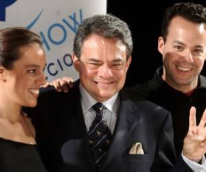 En esta foto de archivo del 6 de diciembre de 2004, el cantante mexicano José José, en el centro, con sus hijos Marysol y José Joel durante una conferencia de prensa para promover su concierto en la Ciudad de México. Fotos: Agencia AP.