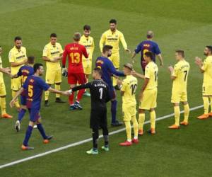 Los dirigidos por Javier Calleja han formado en dos filas en la salida del túnel del Bacelona y han aplaudido a los culés a su salida al terreno de juego. Foto:AFP