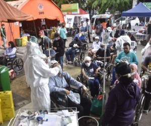 El número de nuevos casos de covid-19 en Indonesia se ha disparado en las últimas semanas después de que millones de personas viajaran al final del mes del ayuno musulmán del Ramadán en mayo, y de que las autoridades identificaran la presencia de nuevas cepas del virus, altamente infecciosas. Foto: AFP