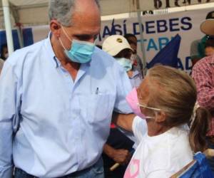 Asfura conversa con una de sus simpatizantes durante una visita a uno de los municipios de Honduras.