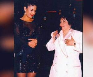 Selena Quintanilla junto Yolanda Saldívar, presidenta de su club de fans.