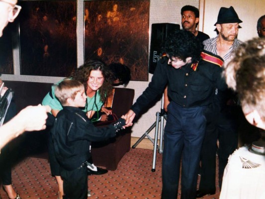 Esta imagen lanzada por HBO muestra a un joven Wade Robson dándole la mano al ícono del pop Michael Jackson en 1987, en una escena del documental 'Leaving Neverland'. Agencia AP.